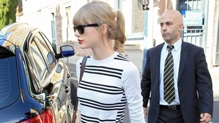 Η Taylor Swift σου δείχνει πως να πετύχεις το city navy chic